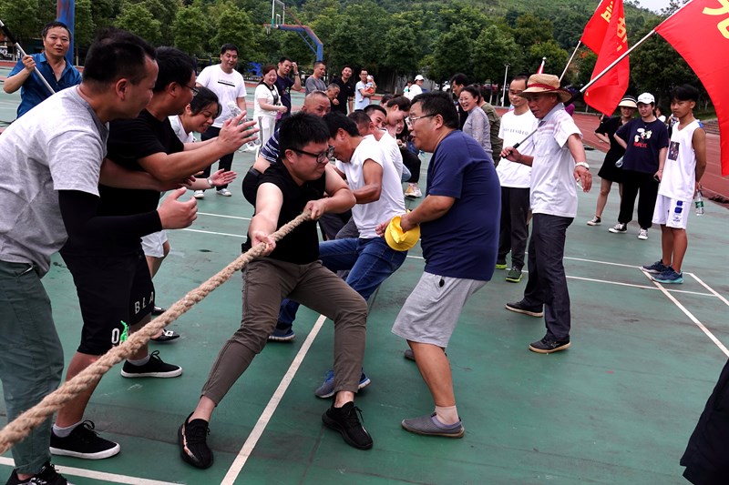 我校舉行教職工拔河比賽