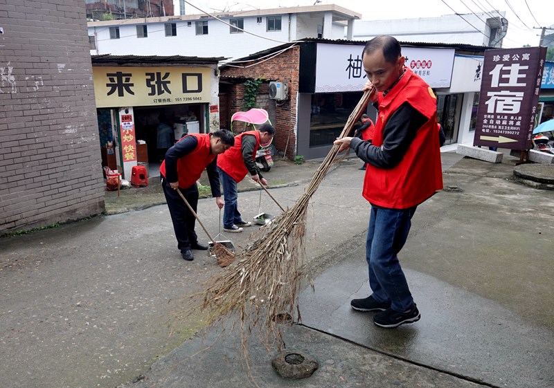 我校組織志愿者到深塘社區(qū)開展大掃除活動(dòng)