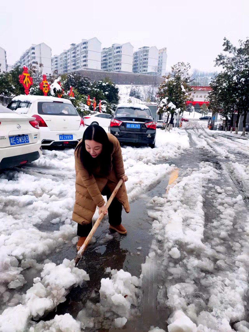 我校開展掃雪除冰活動(dòng)