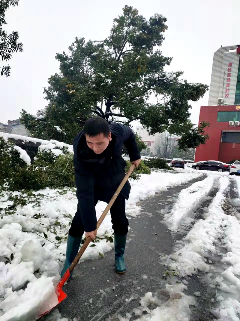 我校開展掃雪除冰活動(dòng)