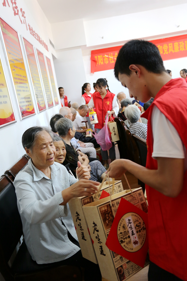 迎中秋，送溫暖——我校開展關愛空巢老人志愿服務活動